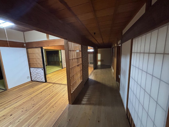 「蔵付き」香美市土佐山田町久次　中古一戸建てのその他|木の温もりを感じる、奥行きある通路スペース。