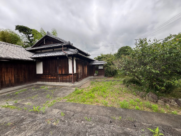 「蔵付き」香美市土佐山田町久次　中古一戸建ての庭|緑に囲まれた広大な敷地と風情ある邸宅。