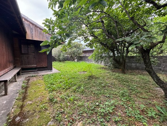 「蔵付き」香美市土佐山田町久次　中古一戸建ての庭|四季の彩りを楽しめる、豊かな緑の専用庭。
