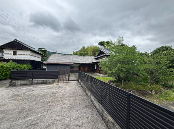 「蔵付き」香美市土佐山田町久次　中古一戸建ての駐車場|複数台駐車可能！ゆとりあるカースペース。