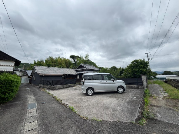 「蔵付き」香美市土佐山田町久次　中古一戸建ての前面道路含む現地写真|前面道路からスッと入れる駐車しやすいカースペース。