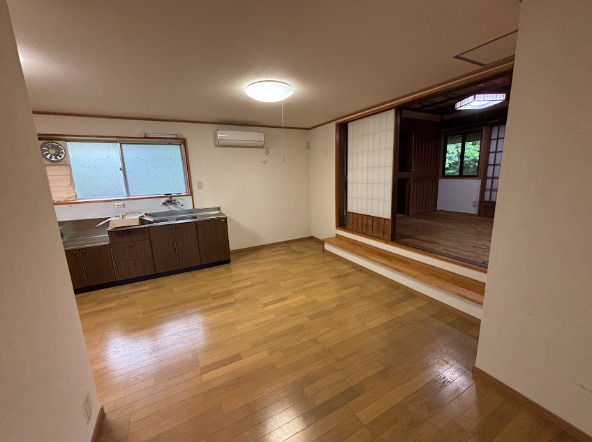 「蔵付き」香美市土佐山田町久次　中古一戸建てのキッチン|陽光が差し込む明るいダイニングキッチン。