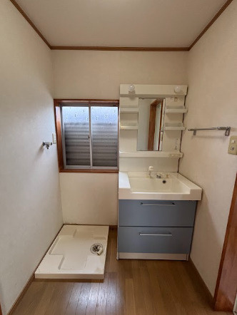 「蔵付き」香美市土佐山田町久次　中古一戸建ての独立洗面台|身支度がスムーズに整うシャンプードレッサー。