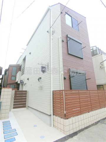 ルノン大鳥居の外観|2020年8月築　木造地上3階建て総戸数6戸オートロック宅配BOX付賃貸アパート！
京急空港線大鳥居駅最寄り徒歩7分、穴守稲荷駅徒歩11分の東京都大田区羽田2丁目　