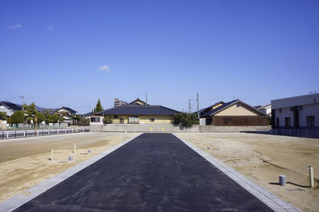 出雲市渡橋町　新築戸建て　令和９年１月完成予定　新規分譲地内の前面道路含む現地写真