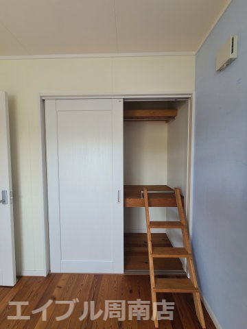 光市大字三輪の中古戸建の収納|2階北側洋室6帖　収納です　高いとこに手が届くはしご付き