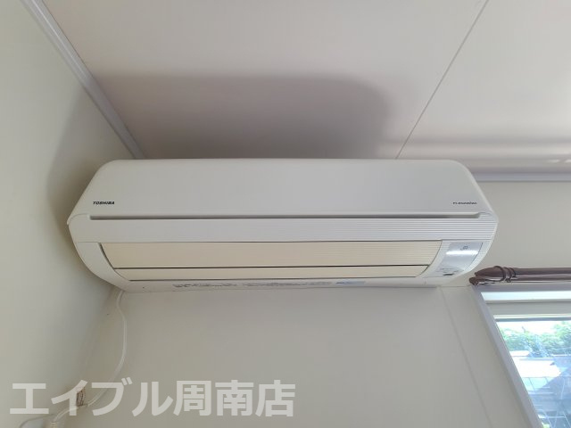 光市大字三輪の中古戸建の冷暖房・空調設備|2階北側洋室6帖　エアコンです