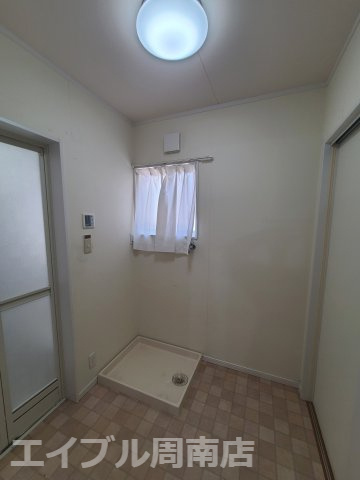 光市大字三輪の中古戸建の脱衣所|室内洗濯機置場もあります