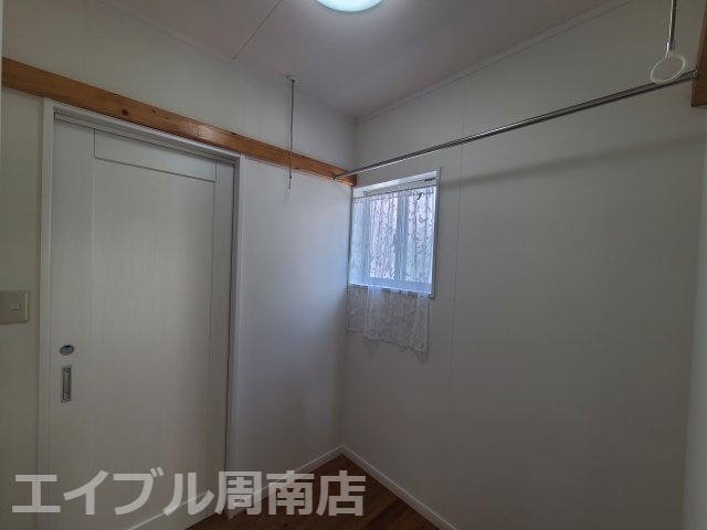 光市大字三輪の中古戸建のランドリースペース|キッチン～お風呂の間にあるランドリールーム　家事導線はバッチリです！