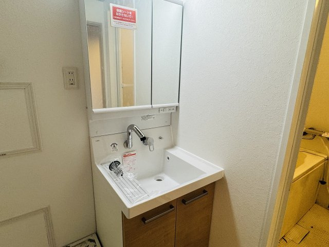 ネオコーポ八王子の独立洗面台|～新規交換済、３面鏡付きの独立洗面台　細々している物をスッキリ収納出来ます～