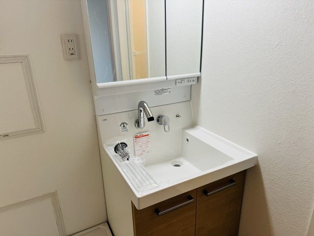 ネオコーポ八王子の独立洗面台|～新規交換済、３面鏡付きの独立洗面台　細々している物をスッキリ収納出来ます～