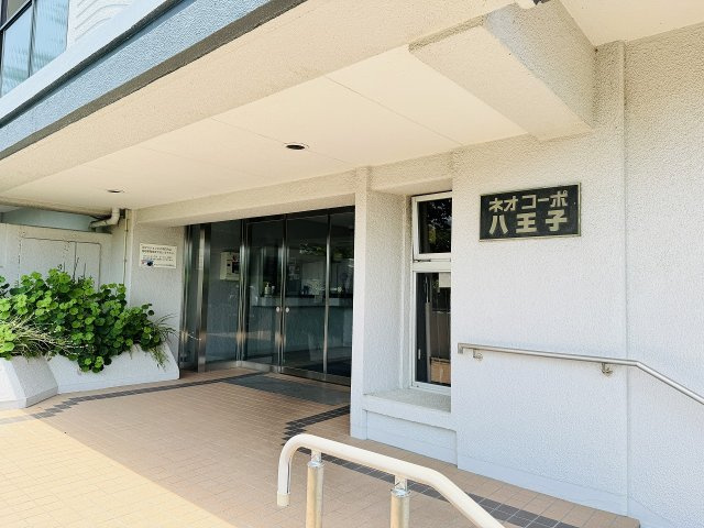 ネオコーポ八王子のエントランス|～管理形態は全部委託式　キレイにメンテナンスされているマンションです～