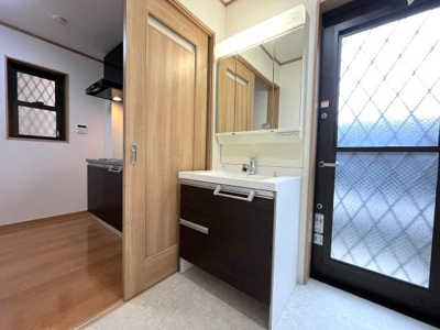 【独立洗面台】 | GRAFARE REUSE HOUSE　南区曽池町　売戸建 | 1階洗面台。三面鏡の後ろに収納がありスッキリ片付きます！