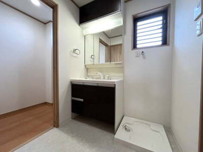 【独立洗面台】 | GRAFARE REUSE HOUSE　南区曽池町　売戸建 | 2階洗面台。大きなミラーが空間を広く見せるスタイリッシュな洗面台。