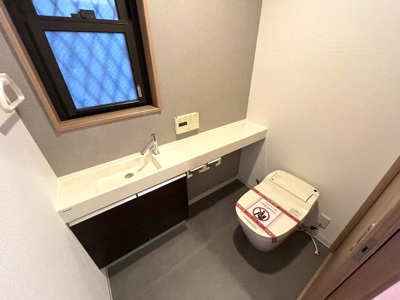 【トイレ】 | GRAFARE REUSE HOUSE　南区曽池町　売戸建 | 1階トイレ。潔感あふれるシンプルで機能的なトイレです。