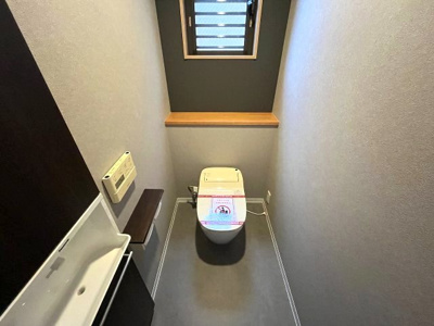 【トイレ】 | GRAFARE REUSE HOUSE　南区曽池町　売戸建 | 2階トイレ。ペーパーホルダーが2つあるのも嬉しい要素ですね♪
