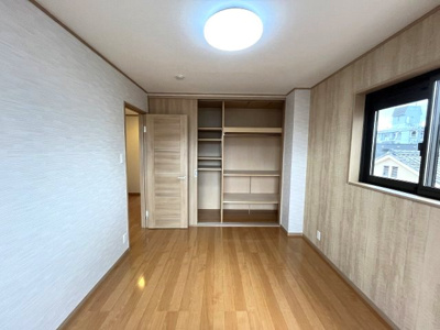 【洋室】 | GRAFARE REUSE HOUSE　南区曽池町　売戸建 | アクセントクロスがおしゃれな空間を演出します。