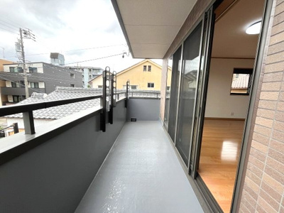【バルコニー】 | GRAFARE REUSE HOUSE　南区曽池町　売戸建 | 南面バルコニーにつき洗濯物がよく乾きます！