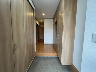 【玄関】 | GRAFARE REUSE HOUSE　南区曽池町　売戸建 | 大型のシューズボックスがあり、いつも片付いた状態を保てます。