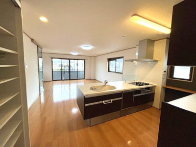 【居間・リビング】 | GRAFARE REUSE HOUSE　南区曽池町　売戸建 | 開放的で広々としたLDK24.8帖！