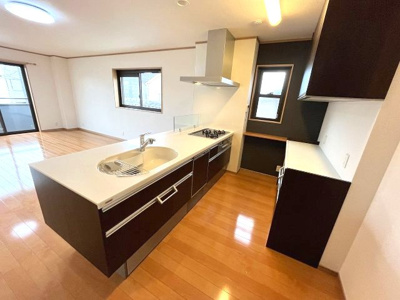 【キッチン】 | GRAFARE REUSE HOUSE　南区曽池町　売戸建 | 2階キッチン。会話が弾む対面式！