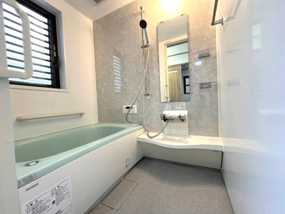 【浴室】 | GRAFARE REUSE HOUSE　南区曽池町　売戸建 | 1階浴室。光が差し込む明るい浴室です。