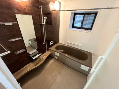 【浴室】 | GRAFARE REUSE HOUSE　南区曽池町　売戸建 | 2階浴室。足を伸ばしてリラックスできるゆったりとした浴槽です！