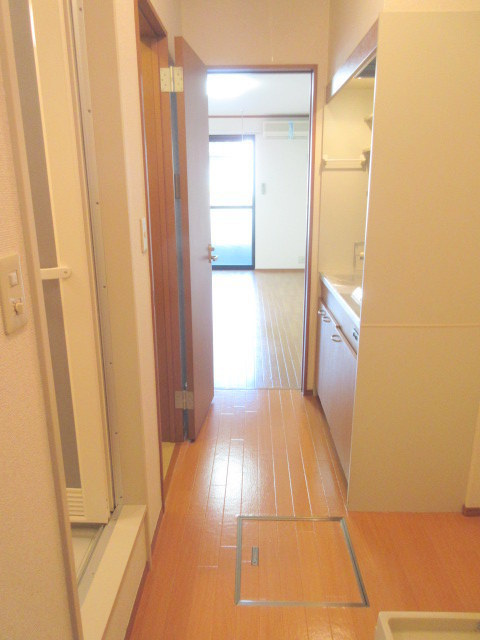 ケイ・フラッツのキッチン|キッチンから居室へ