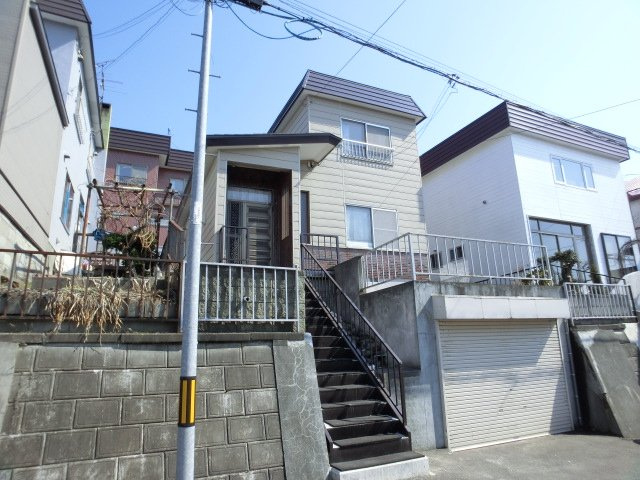 札幌市豊平区西岡二条１１丁目の一戸建て