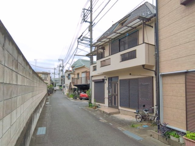 富士見市水谷東３丁目の中古一戸建の前面道路含む現地写真