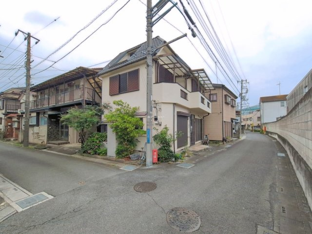 富士見市水谷東３丁目の中古一戸建の前面道路含む現地写真|角地にて開放的な立地です。