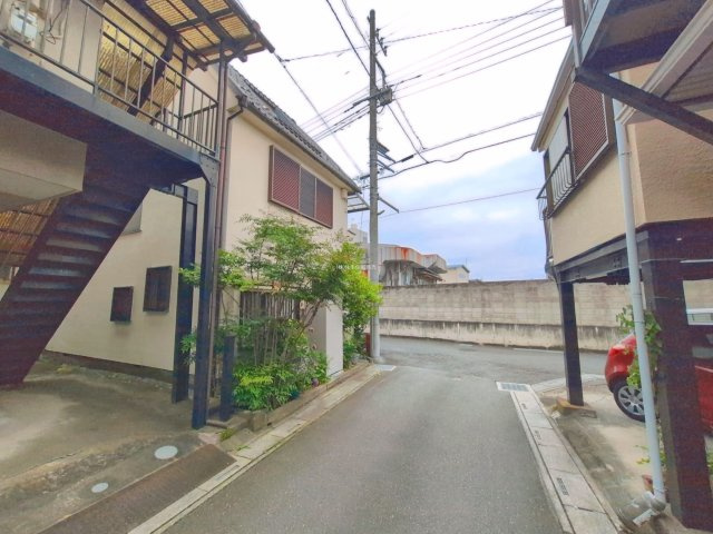 富士見市水谷東３丁目の中古一戸建の前面道路含む現地写真
