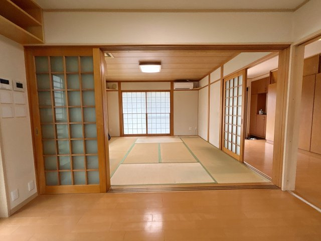 中古戸建　郡山市安積町笹川字北向　安積第三小・安積第二中の和室|【現況写真】キッチン隣の和室10帖はリビングとしてもお使いいただけます！