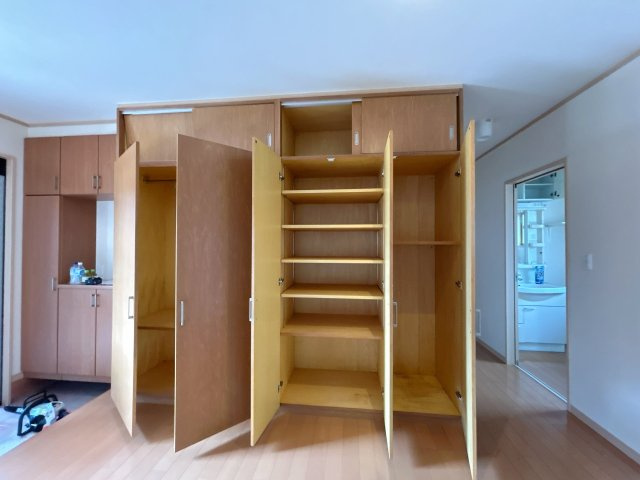中古戸建　郡山市安積町笹川字北向　安積第三小・安積第二中の玄関|【現況写真】可動棚などがついた玄関ホールの収納スペース！