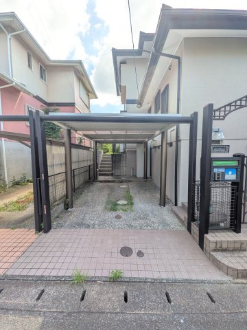 筑紫野市光が丘４丁目の中古一戸建の駐車場|車庫スペース！車2台持ちの方は、近隣駐車場をご準備してます！