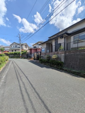 筑紫野市光が丘４丁目の中古一戸建の前面道路含む現地写真