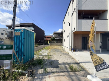徒歩3分に目の前に久代小学校があり、通学の負担や心配が少ないです。
