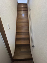 室内階段を使用して２階へ