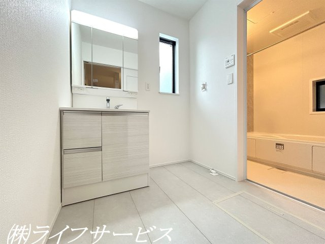 【洗面所】 | 野中南１丁目新築戸建 | 洗面化粧台／洗面室に窓有