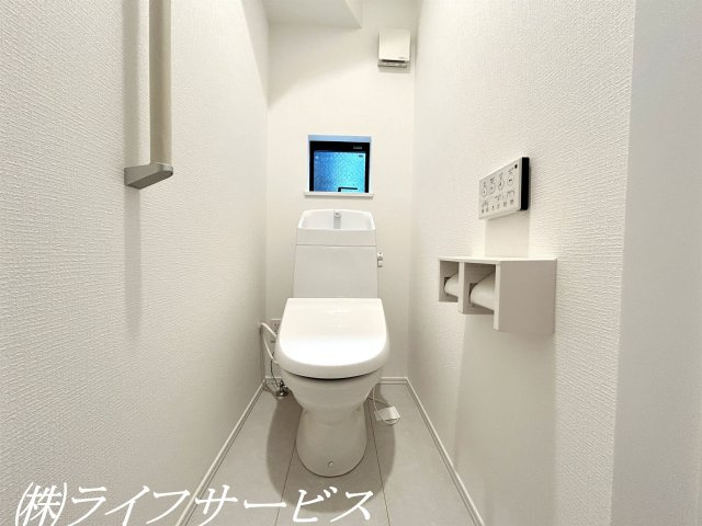 【トイレ】 | 野中南１丁目新築戸建 | １階温水洗浄暖房便座付トイレ