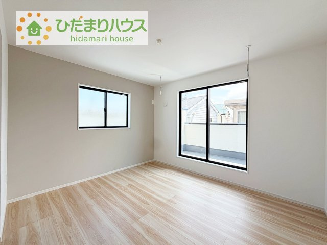 【寝室】 | 牛久市田宮6期　新築戸建 | バルコニーに面していて、たっぷり光りの入る明るい主寝室です！