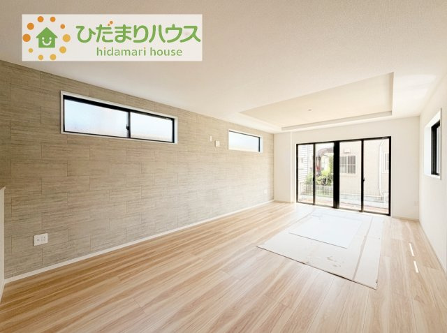 【居間・リビング】 | 牛久市田宮6期　新築戸建 | リビングの大きな窓からは、暖かな日の光が降り注ぎます・・・