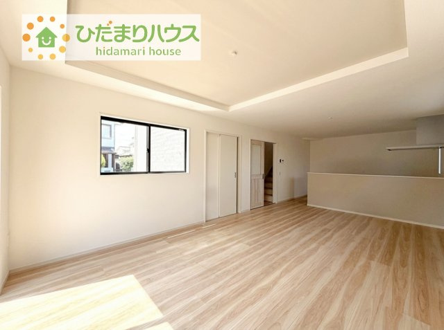 【居間・リビング】 | 牛久市田宮6期　新築戸建 | お子様が元気に遊べる広々としたリビングです！