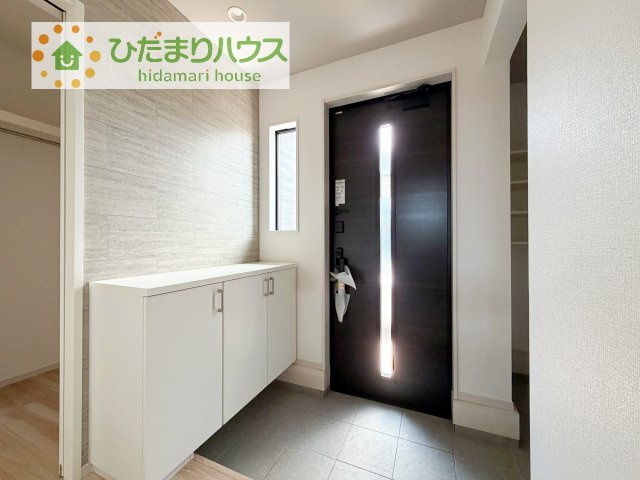 【玄関】 | 牛久市田宮6期　新築戸建 | 毎日「行ってきます」「ただいま」をいう玄関は明るく光が差し込みます♪