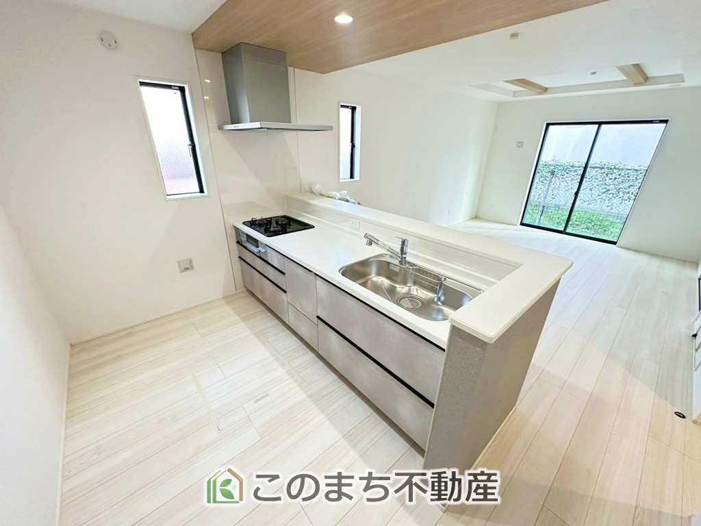 グラファーレ宇都宮市雀の宮6期のキッチン|"お洒落なホワイト天板のペニンシュラキッチンを採用しております。
浄水器内蔵の水栓です♪"
