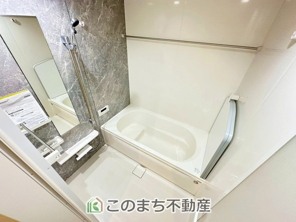 グラファーレ宇都宮市雀の宮6期の浴室|"ゆったり１坪バスには換気・乾燥・暖房機能付き！！
大人も足を伸ばせるゆったり浴槽！！
ご家族皆さんで入っても、一人でゆっくり入っても一日の疲れを癒してくれるお風呂です！！"
