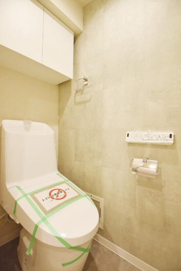 【トイレ】 | コンパートメント東京中央 | 温水洗浄便座付き　上部に収納を備えたトイレです。自宅の中でも最もプライベートな空間だからこそ、ほしい「落ち着き」がここにあります。～即日のご見学可能～　お問合せはお気軽にどうぞ。