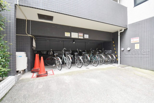 【駐輪場】 | コンパートメント東京中央 | 自転車置き場。マンションの共用部にあたります。空きの有無や駐輪料金、各戸の台数制限などについては、改めてお問い合わせください。～即日のご見学可能～　お問合せはお気軽にどうぞ。