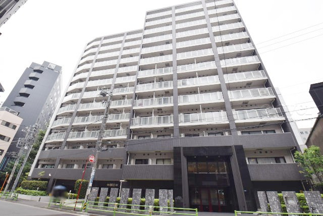 【外観】 | コンパートメント東京中央 | 手入れの行き届いた外壁やエントランスなど、「見ればわかる」レベルで清潔感を保ったマンションです。築年数を感じさせない姿で皆様をお出迎えします。～即日のご見学可能～　お問合せはお気軽にどうぞ。