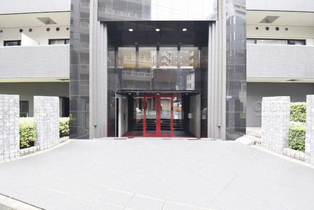 【エントランス】 | コンパートメント東京中央 | オートロックを備えた、マンションのエントランス。やはりセキュリティの観点は欠かすことができません。皆様を“安全”に送り出し、出迎えてくれます。～即日のご見学可能～　お問合せはお気軽にどうぞ。